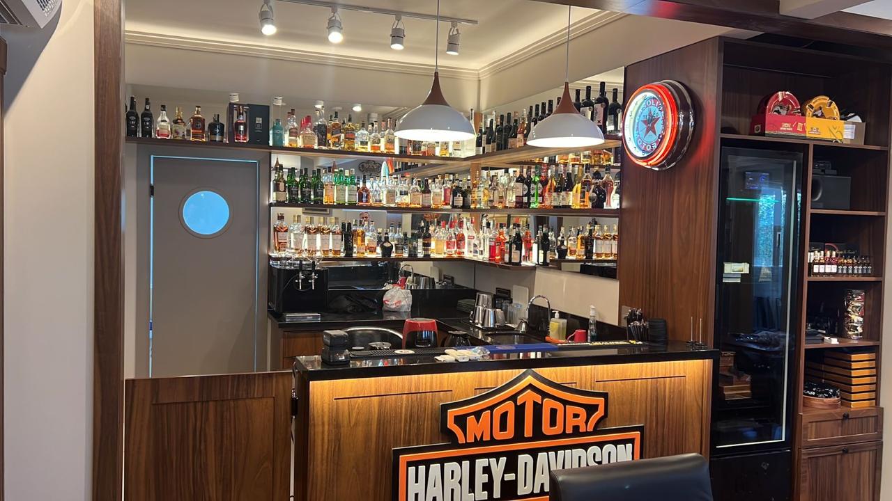 Iluminação comercial - bar com sistema de iluminação profissional