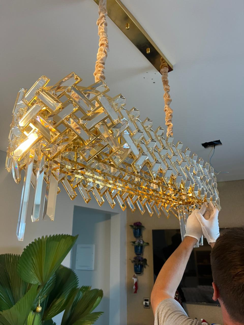 Instalação de lustre de cristal de alta qualidade